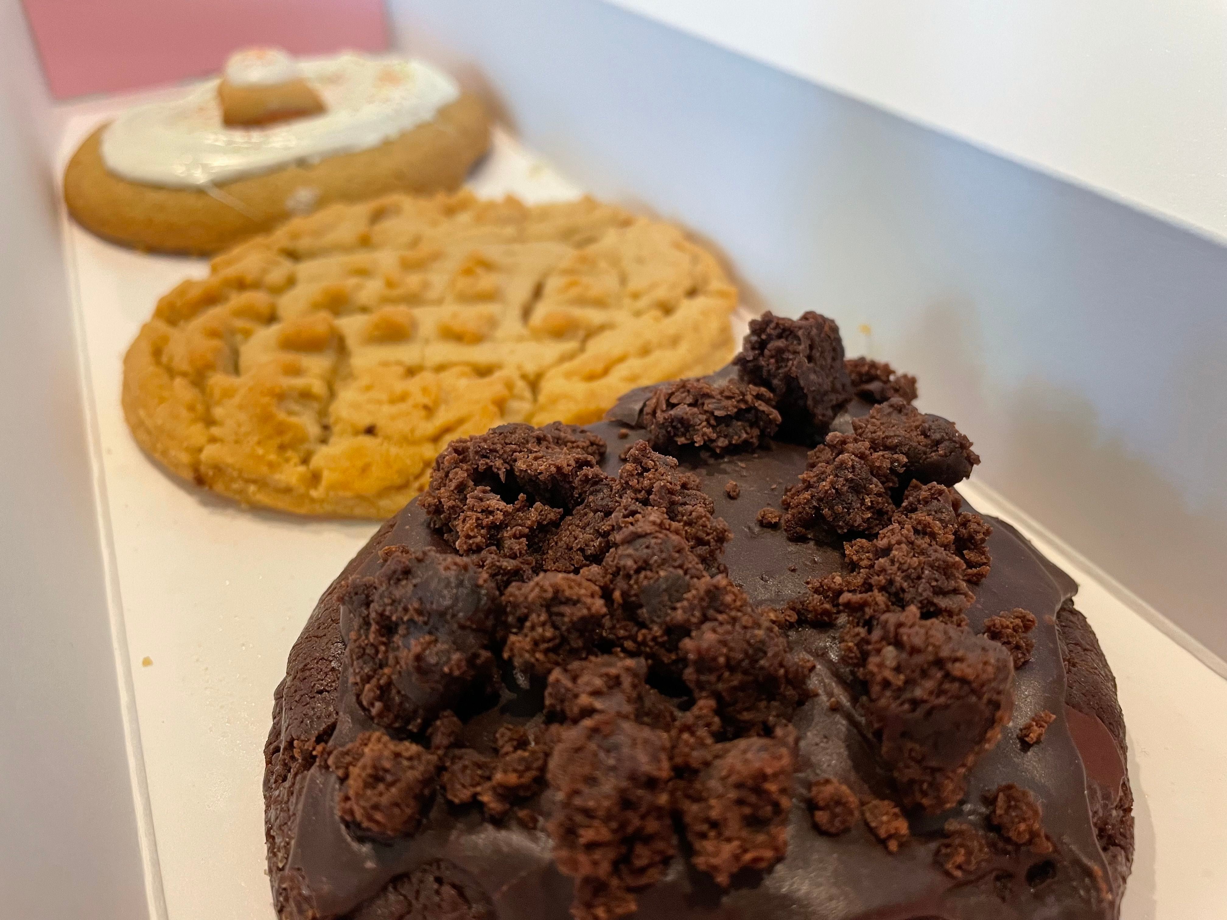 Customers arrive early as first Crumbl Cookies store in Ohio Valley opens  at The Highlands