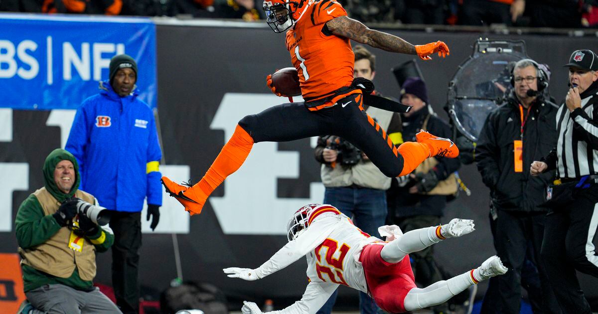 Tee Higgins leaps for touchdown catch from Joe Burrow in end zone