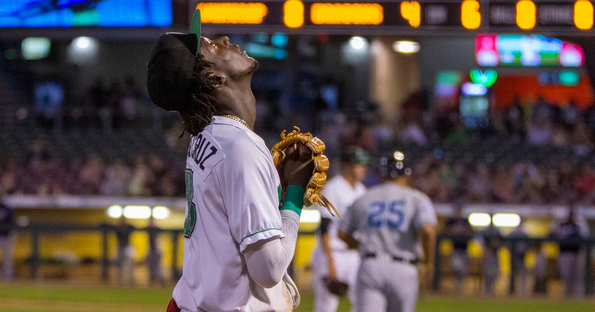 Reds' De la Cruz hits 1st big league homer, then triples – KGET 17