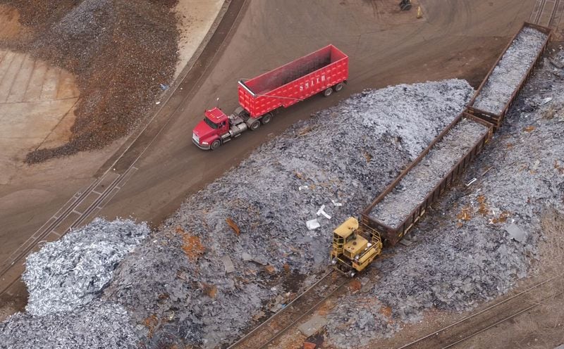 Camion e vagoni ferroviari trasportare rottami metallici dentro e fuori di Franklin Ferro e metallo. TY GREENLEES / PERSONALE