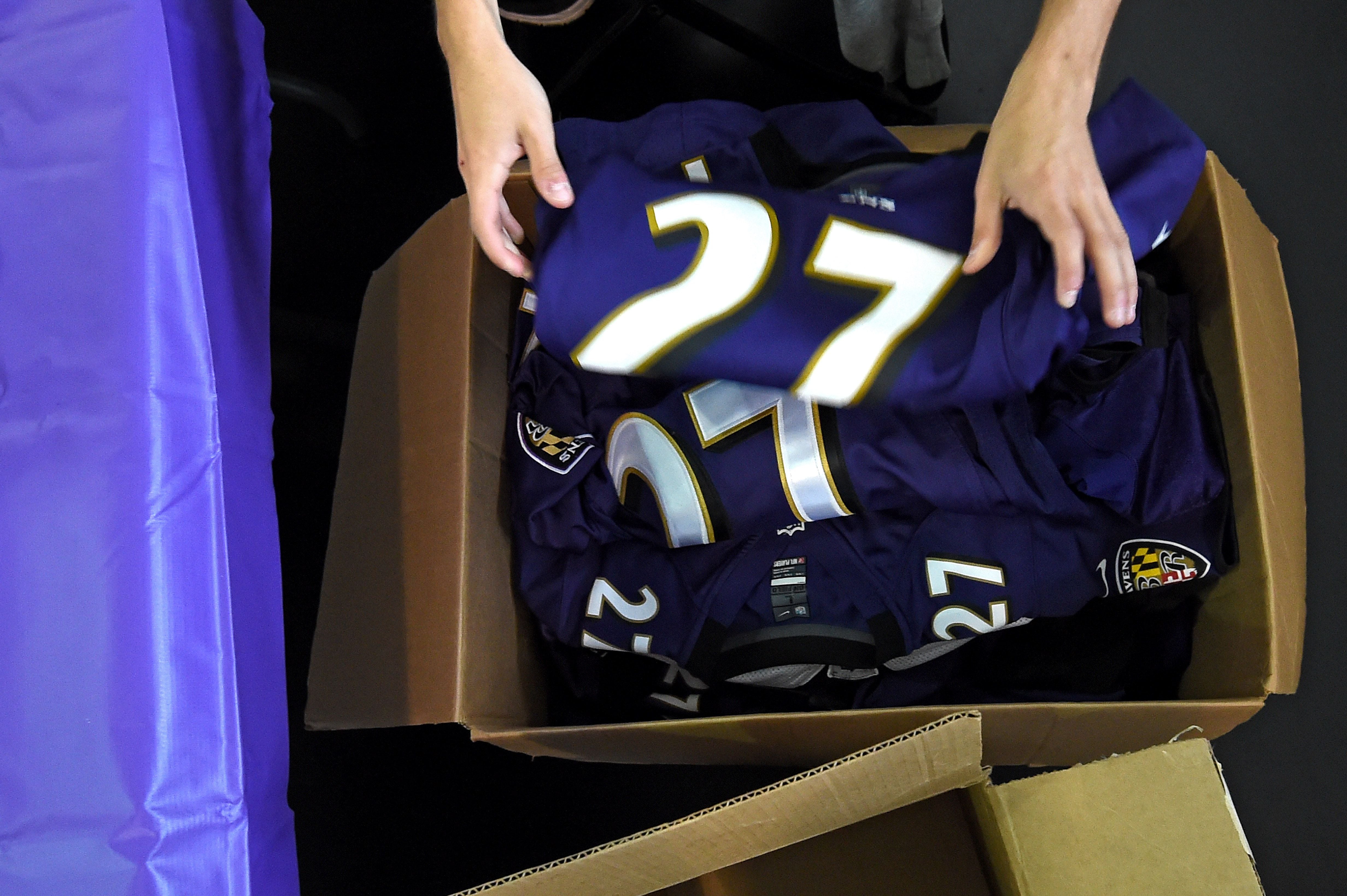 Baltimore Ravens fans burning Ray Rice jerseys (Photo)