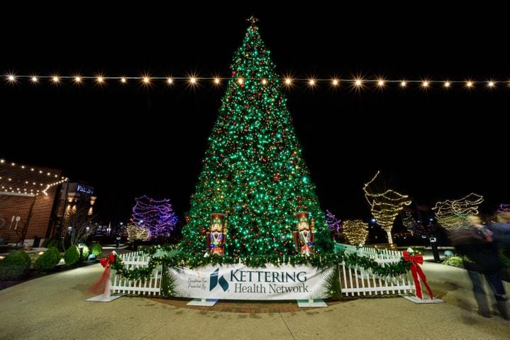 PHOTOS: Austin Landing’s virtual holiday tree lighting ceremony