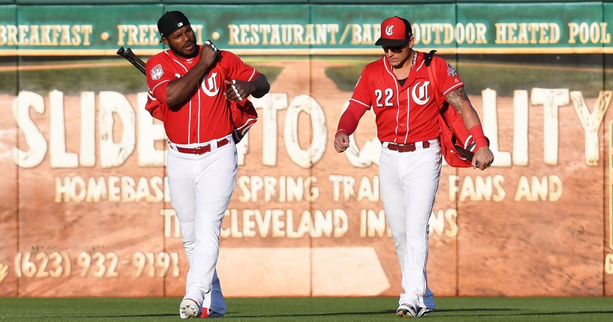 Cincinnati Reds re-sign Derek Dietrich to minor league contract