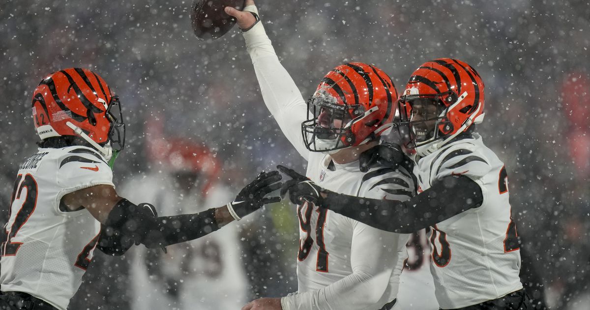 Cincinnati Bengals defensive end Trey Hendrickson (91) reacts