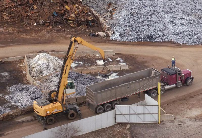 uma grua magnética carrega metal ferroso em ferro Franklin e Metal. TY GREENLEES / pessoal