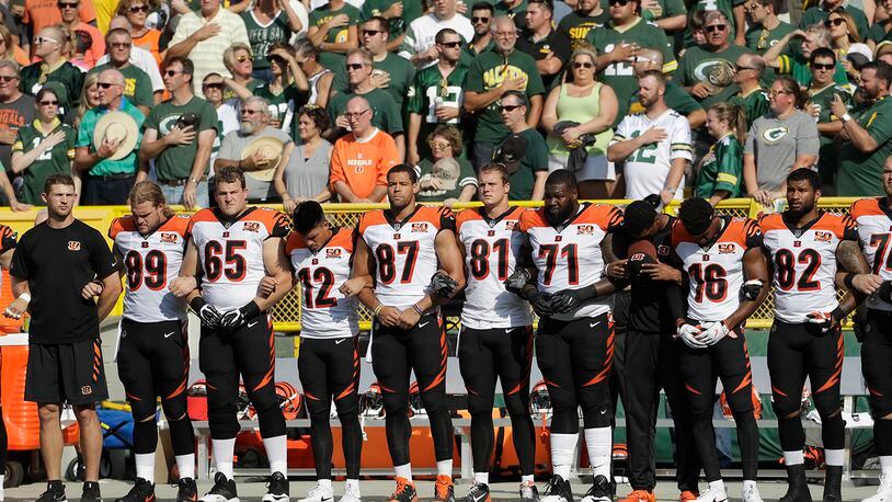 Browns and Bengals stand together for national anthem