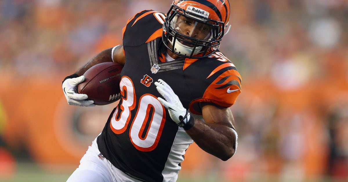 Cincinnati Bengals running back Cedric Peerman warms up prior to an NFL  football game against the Buffalo Bills, Sunday, Oct. 2, 2011, in  Cincinnati. (AP Photo/Al Behrman Stock Photo - Alamy