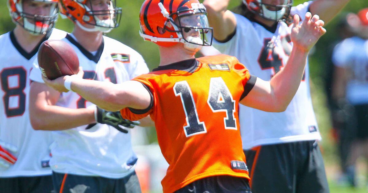 Andy Dalton hurts thumb as Cincinnati Bengals' spiral continues