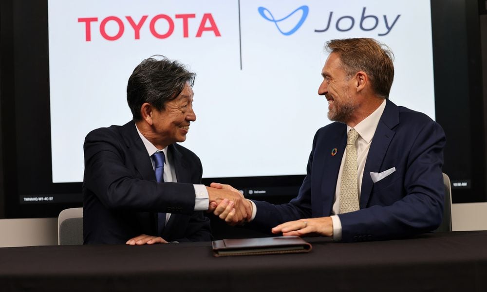 Toyota Motor Corp. Operating Officer Tetsuo “Ted” Ogawa and Joby Aviation's founder and CEO, JoeBen Bevirt, shake hands on Toyota’s announced $500M investment in Joby, marked by a formal signing ceremony at Toyota’s North American regional headquarters in Plano, Texas. Joby photo