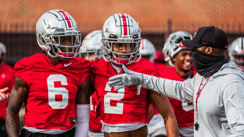 Ohio State coach Brian Hartline talks to Jameson Williams (6) and Chris Olave (2)