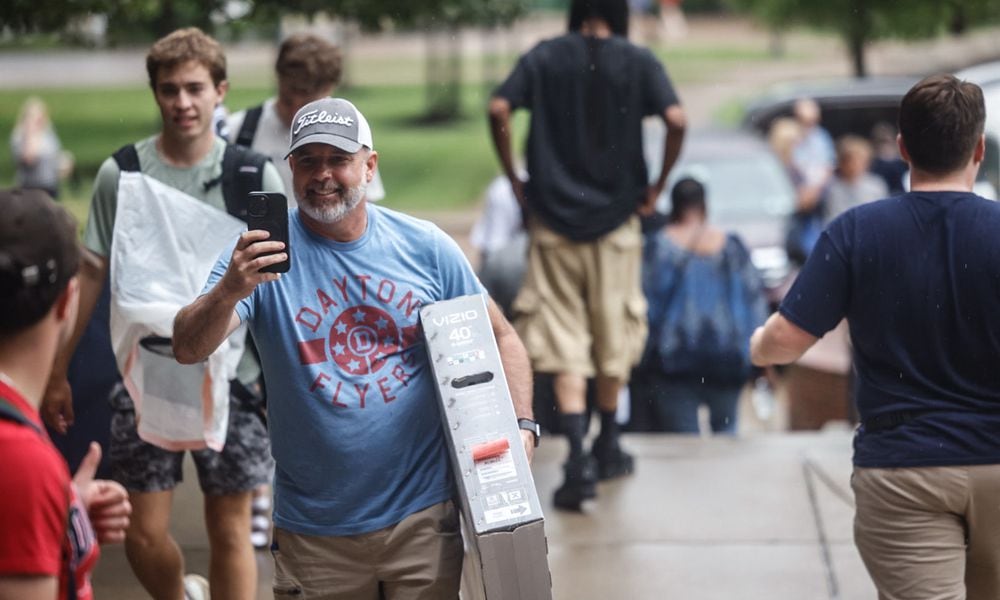 UD students along with family and friends move into Marycrest Complex Friday August 16, 2024. Jim Noelker/Staff 