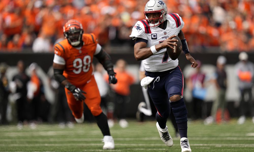 New England Patriots quarterback Jacoby Brissett (7) scrambles up field ahead of Cincinnati Bengals defensive tackle Sheldon Rankins (98) during the first half of an NFL football game, Sunday, Sept. 8, 2024, in Cincinnati. (AP Photo/Carolyn Kaster)