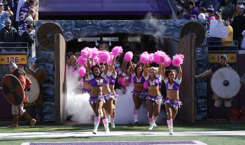 Photos: NFL cheerleaders take the field - Week 6