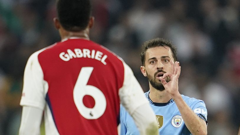 Manchester City's Bernardo Silva gestures at Arsenal's Gabriel during the English Premier League soccer match between Manchester City and Arsenal at the Etihad stadium in Manchester, England, Sunday, Sept. 22, 2024. (AP Photo/Dave Thompson)