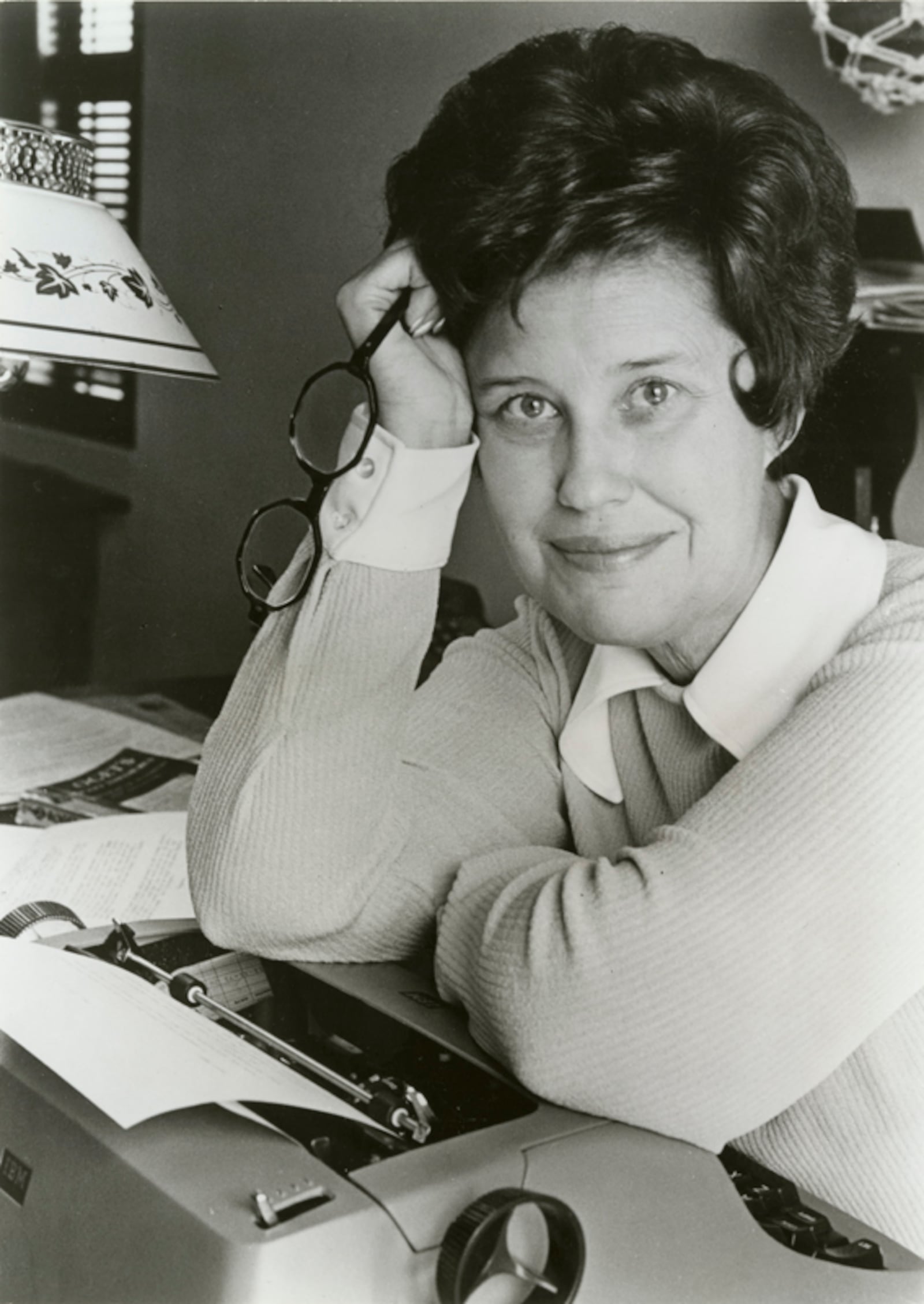 Erma Bombeck poses with her typewriter. DAYTON DAILY NEWS ARCHIVE