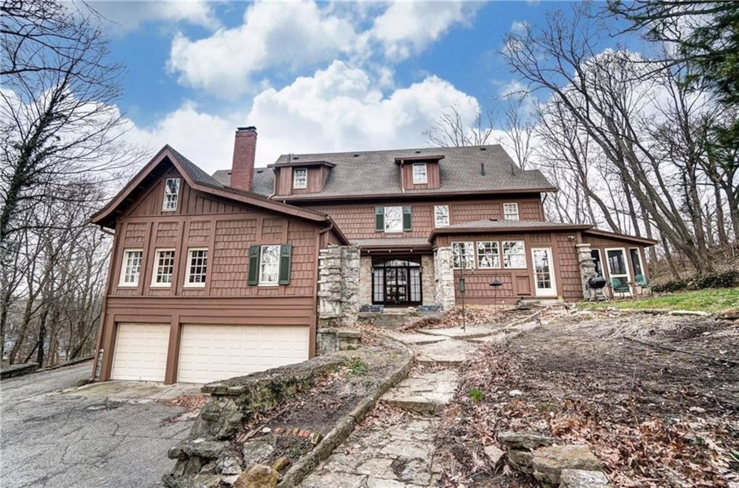 PHOTOS: $1M Oakwood manor on the market