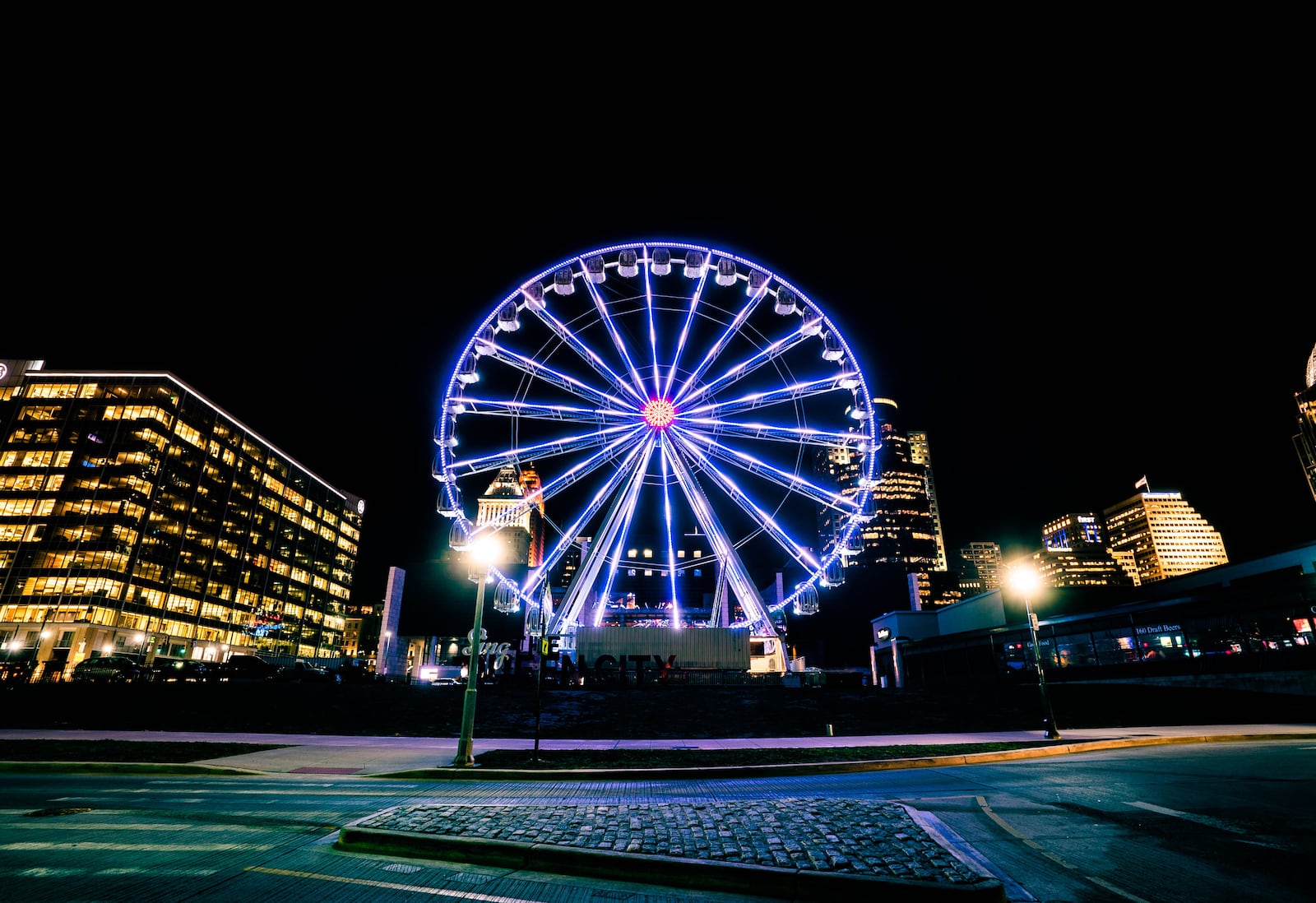 Cincinnati's ferris wheel along the river banks. Source: Shutterstock