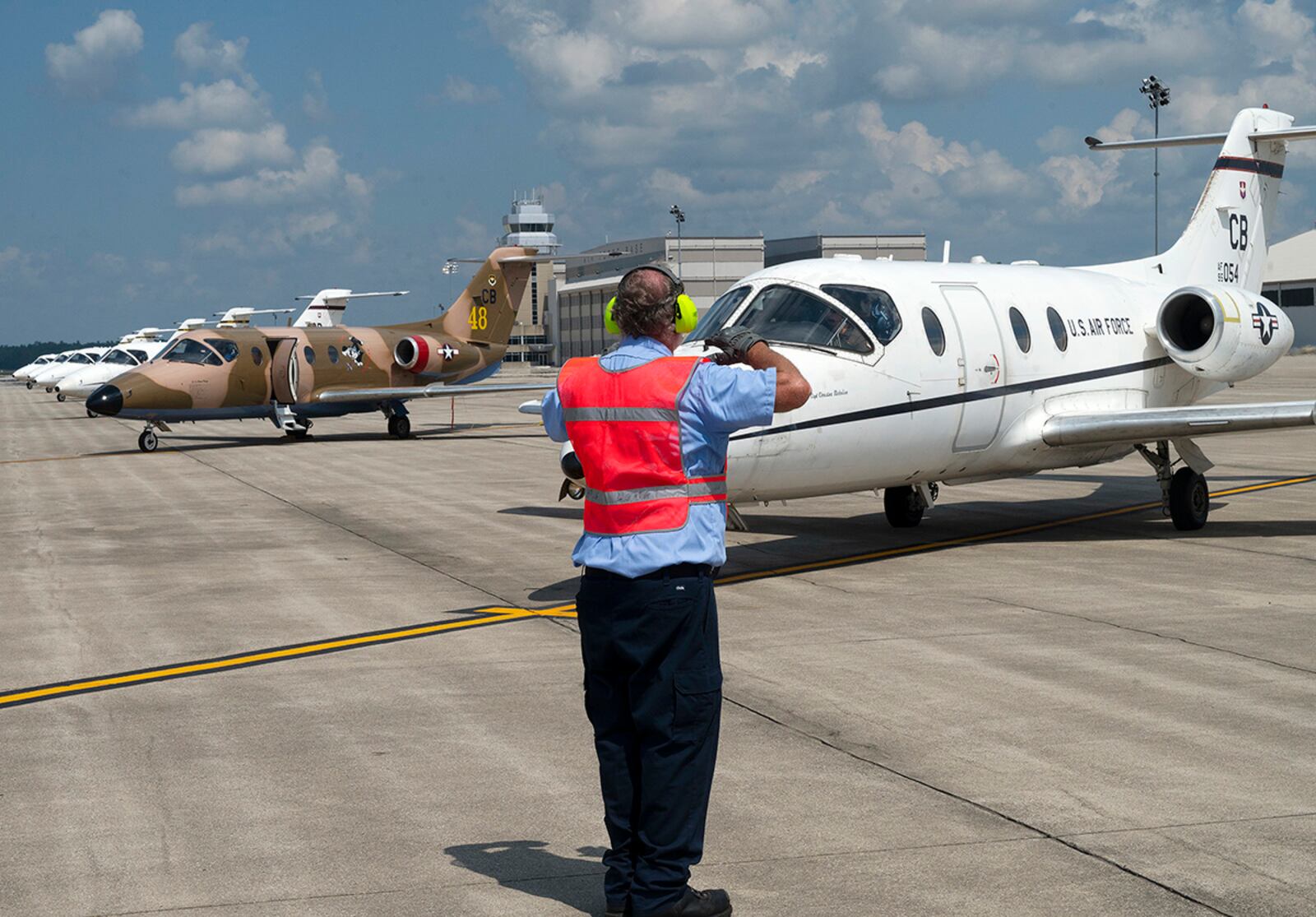 A contractor with the 88th Logistics Readiness Squadron’s Transient Alert Office helps prepare a T-1 Jayhawk aircraft for flight Aug. 27 at Wright-Patterson Air Force Base. U.S. AIR FORCE PHOTO/R.J. ORIEZ