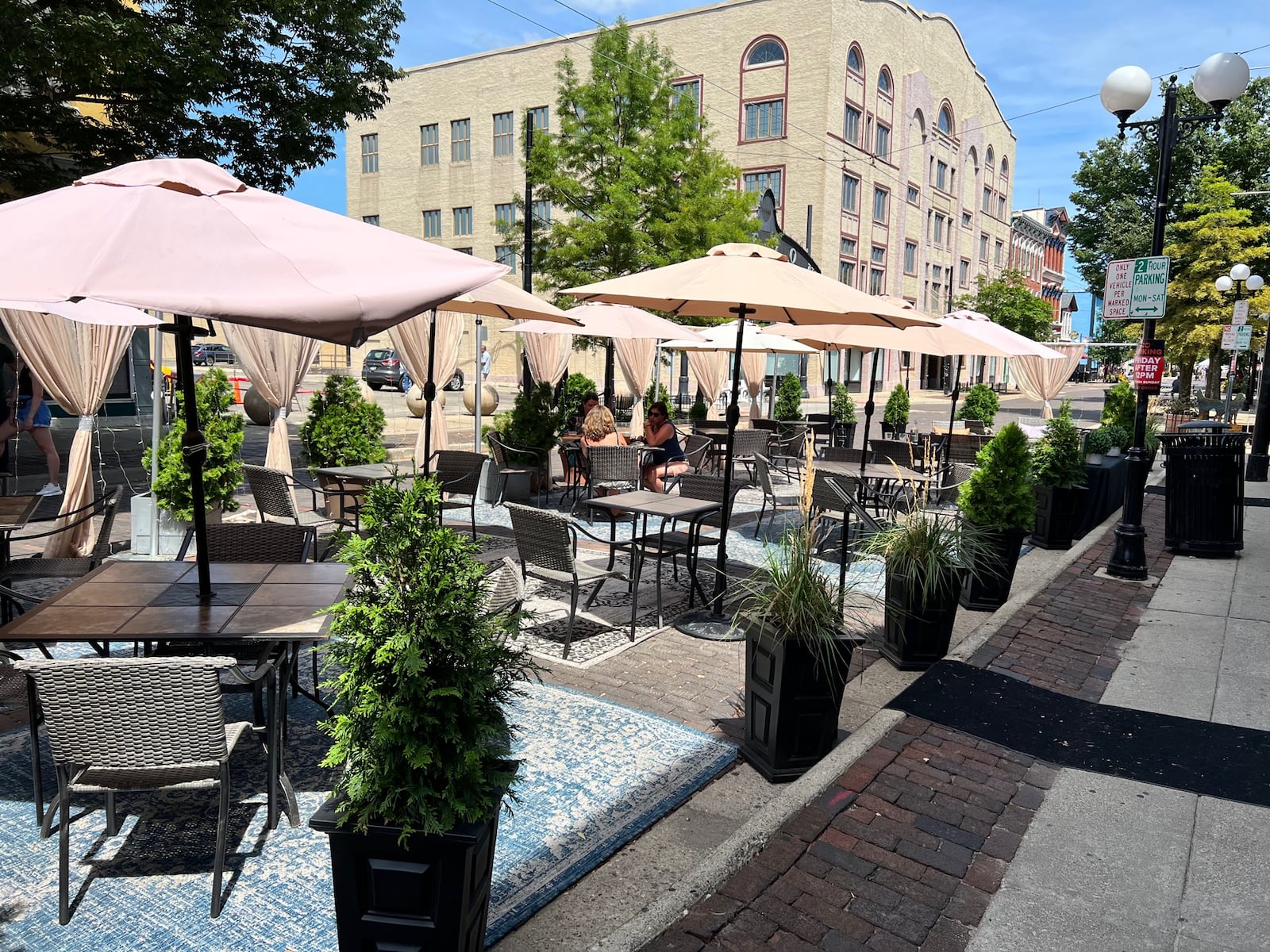 Salar Restaurant & Lounge's Out on 5th patio