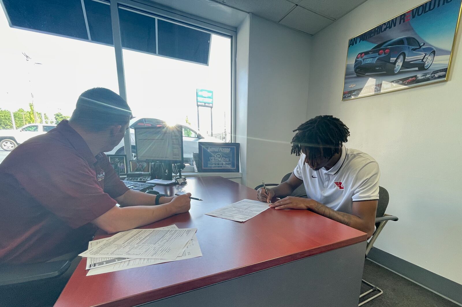 DaRon Holmes II signs a NIL deal with White-Allen on Friday, July 15, 2022, in Dayton. Photo courtesy of Matt Farrell