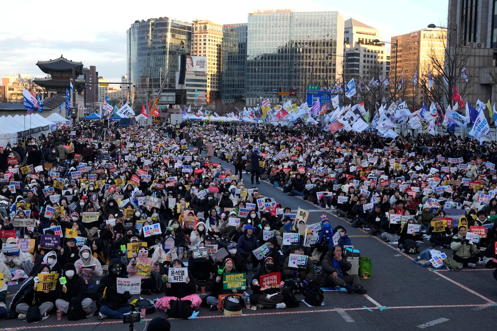 Protesters stage a rally demanding immediate indictment of impeached South Korean President Yoon Suk Yeol in Seoul, South Korea, Saturday, Jan. 25, 2025. (AP Photo/Ahn Young-joon)