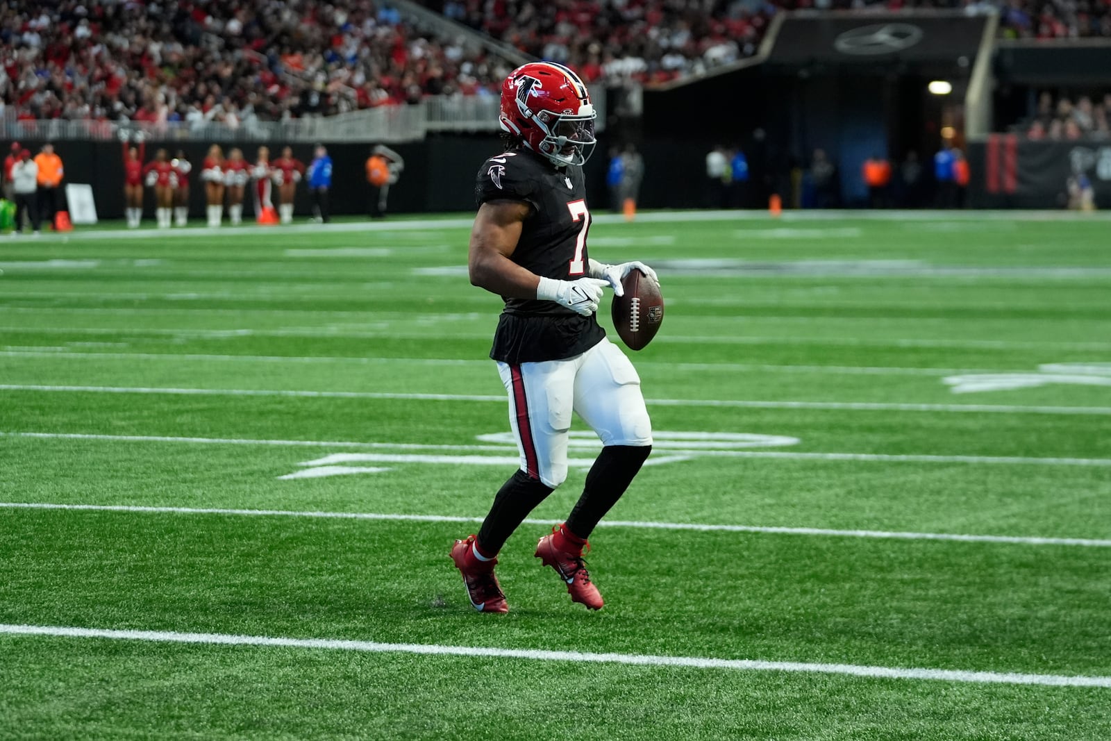 Atlanta Falcons running back Bijan Robinson (7) scores a touchdown in the second half of an NFL football game against the New York Giants in Atlanta, Sunday, Dec. 22, 2024. (AP Photo/John Bazemore)