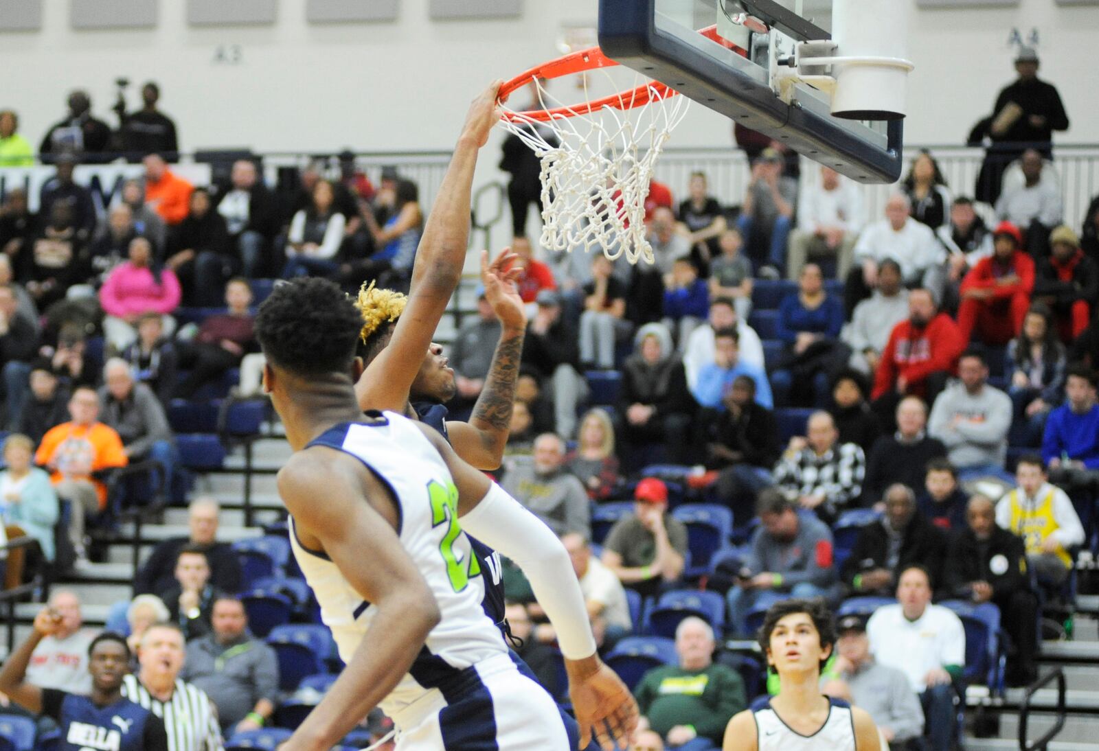 Bella Vista’s Terry Armstrong (with ball) had 30 points and nearly double digits in jams. MARC PENDLETON / STAFF