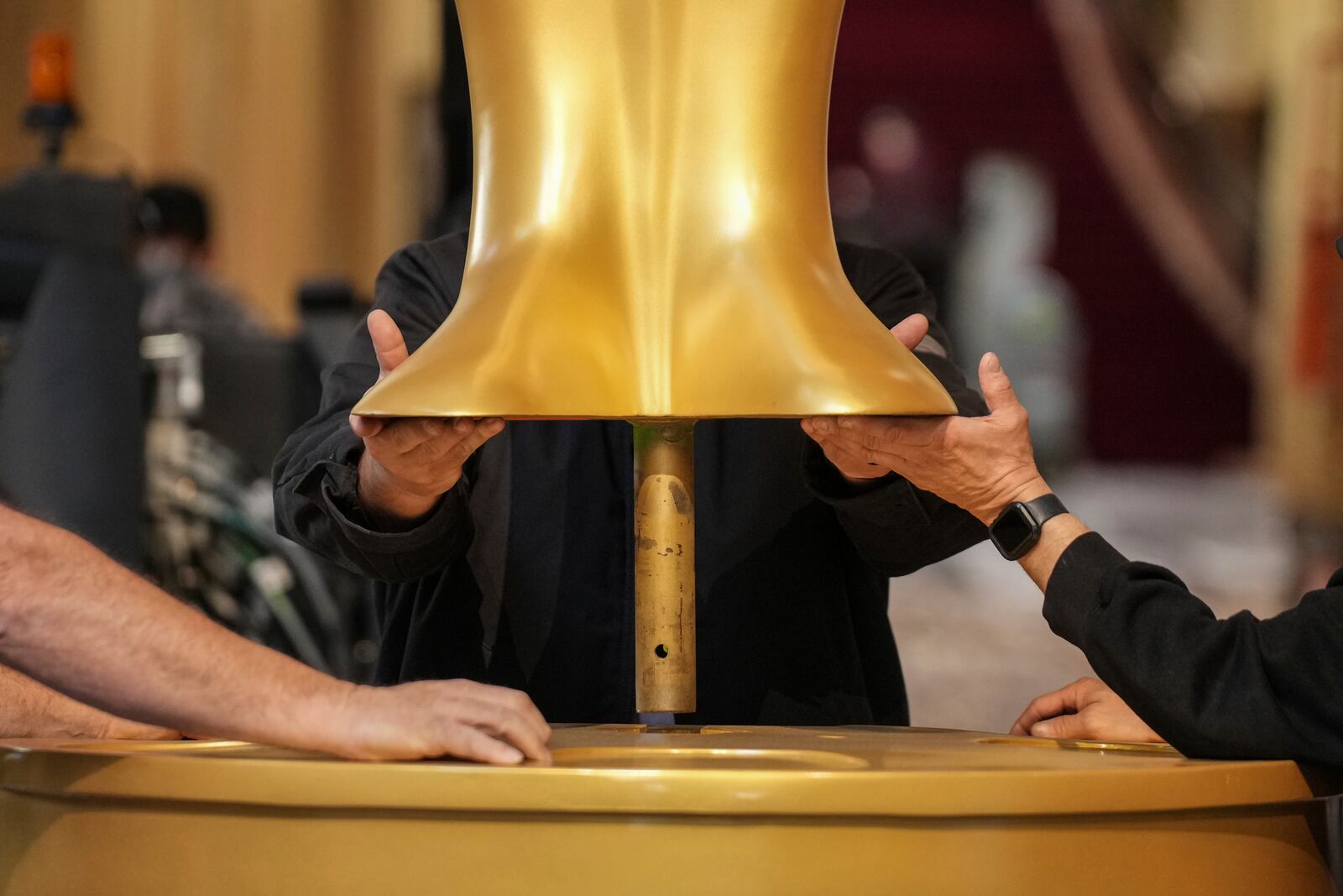 Workers set up an Oscar statue in the red carpet area before the 97th Academy Awards in Los Angeles, Saturday, March 1, 2025. (AP Photo/Jae C. Hong)