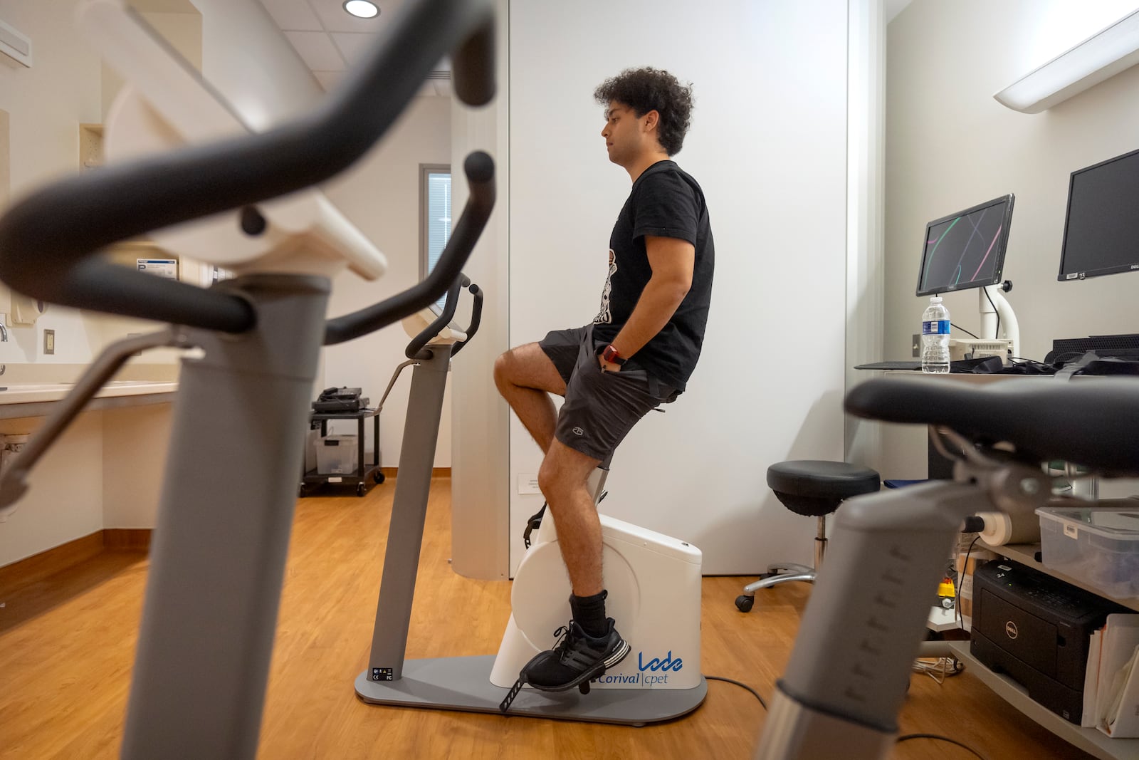 College student and research subject Sam Srisatta pedals a stationary bicycle as part of an exercise session during a study on the health effects of ultraprocessed foods at the National Institutes of Health in Bethesda, Md., on Thursday, Oct. 31, 2024. (AP Photo/Mark Schiefelbein)