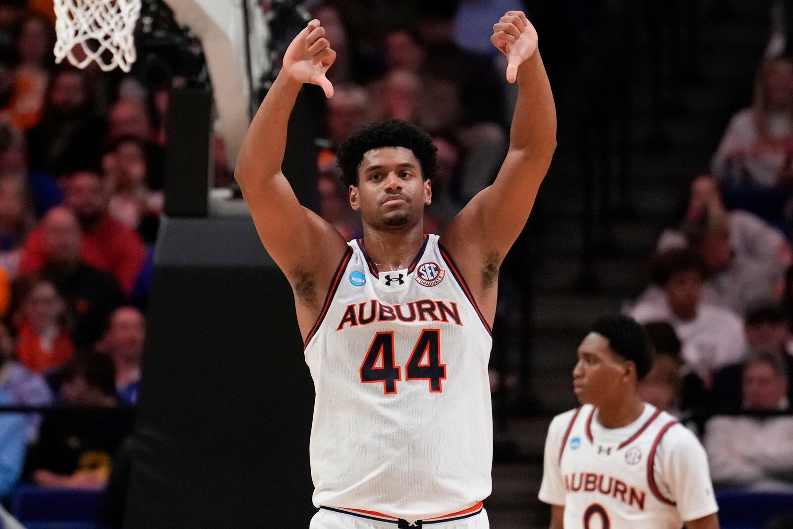 Auburn center Dylan Cardwell (44) reacts to Creighton scoring during the first half in the second round of the NCAA college basketball tournament, Saturday, March 22, 2025, in Lexington, Ky. (AP Photo/Brynn Anderson)