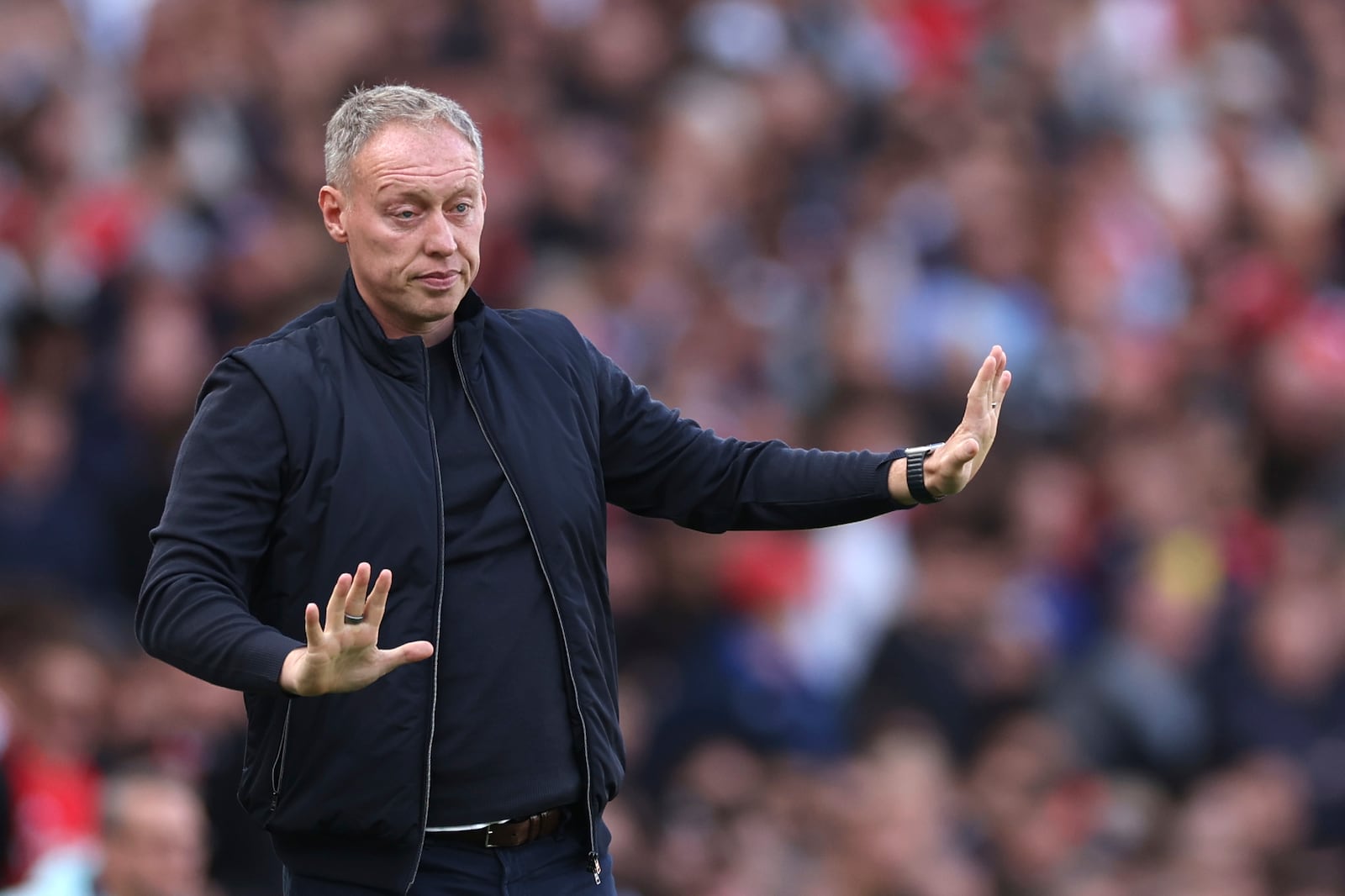 Leicester's head coach Steve Cooper gestures during the English Premier League soccer match between Arsenal and Leicester City at the Emirates Stadium in London, Saturday, Sept. 28, 2024. (AP Photo/Ian Walton)