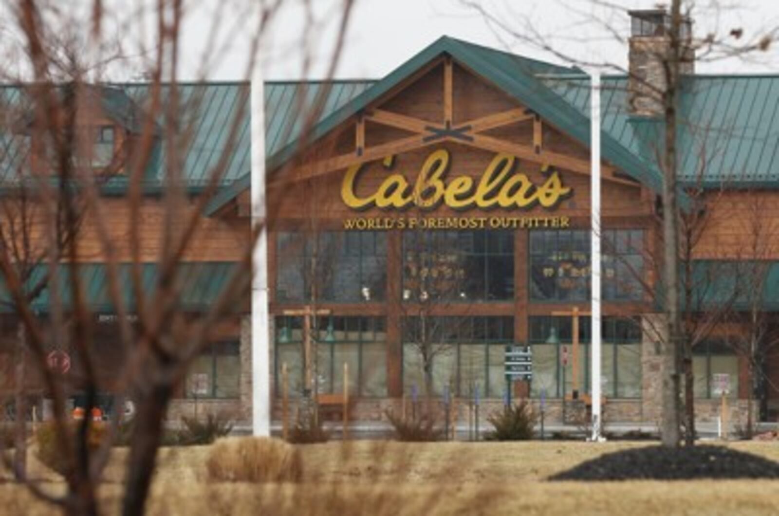 Outdoor retailer Cabela’s will open its doors for extended hours on Black Friday, and will give away hundreds of prizes for customers.