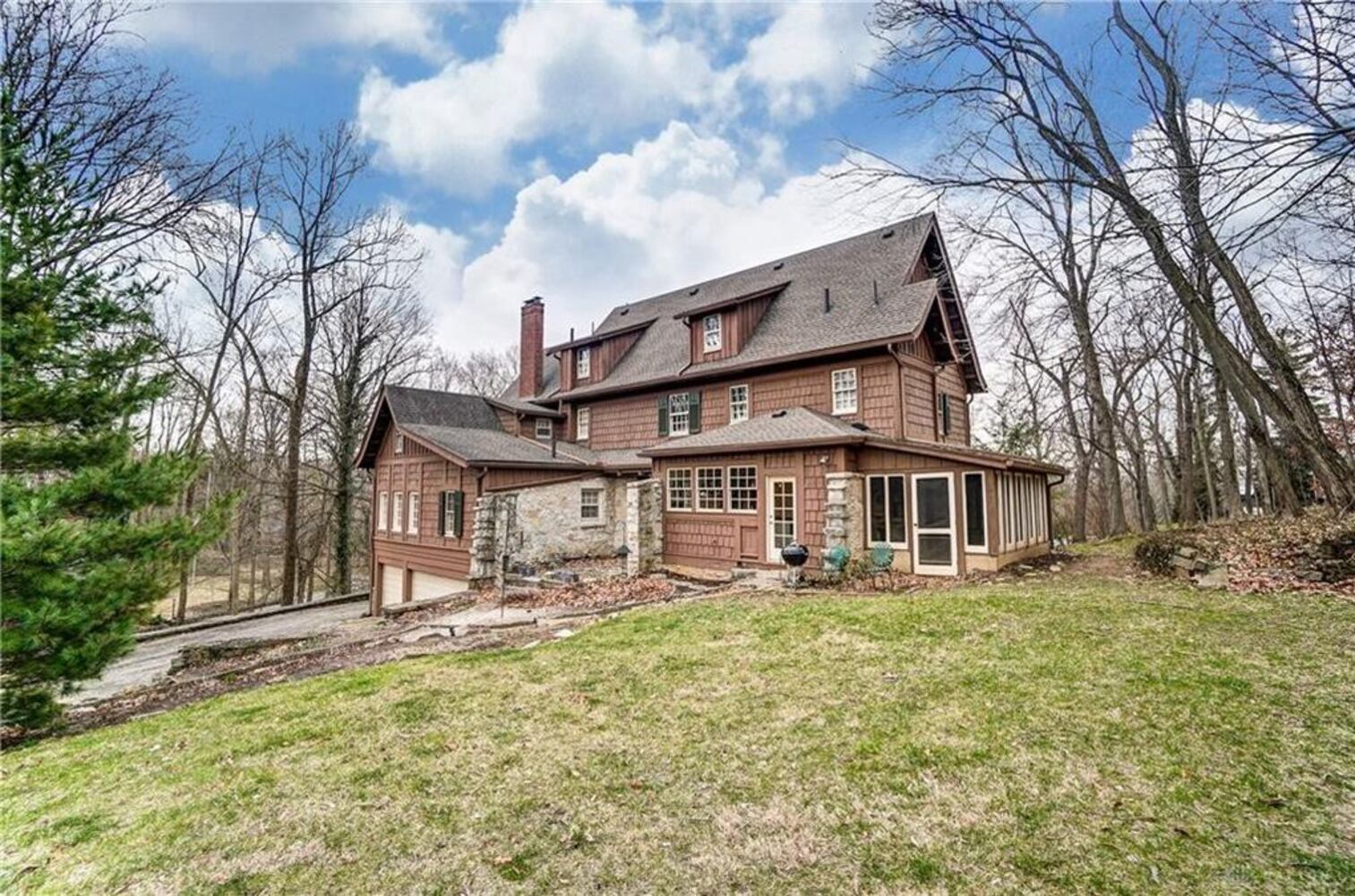 PHOTOS: $1M Oakwood manor on the market