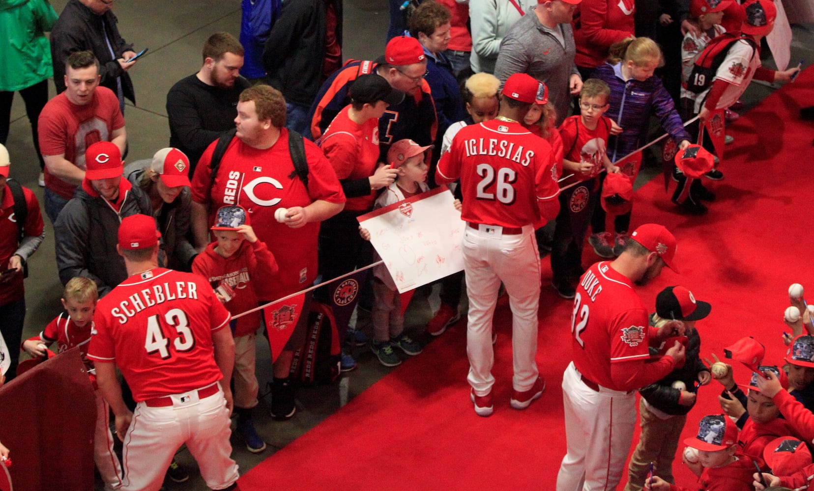 Cincinnati Reds Kids Day: Players walk red carpet