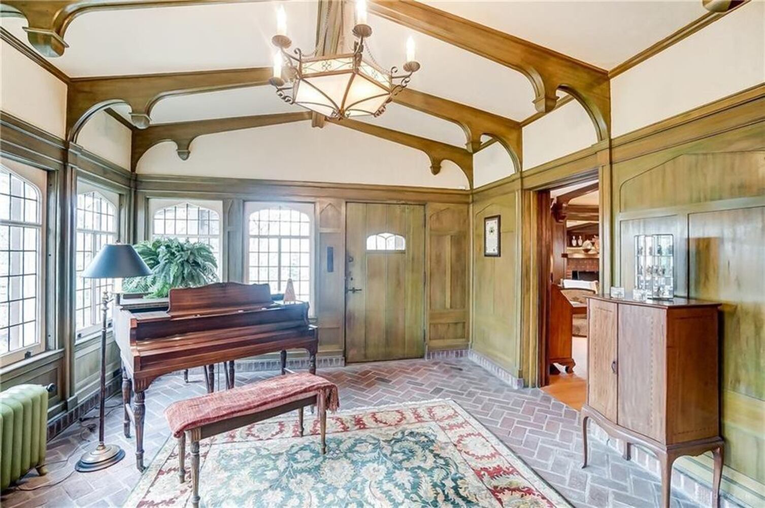 PHOTOS: $1M Oakwood manor on the market