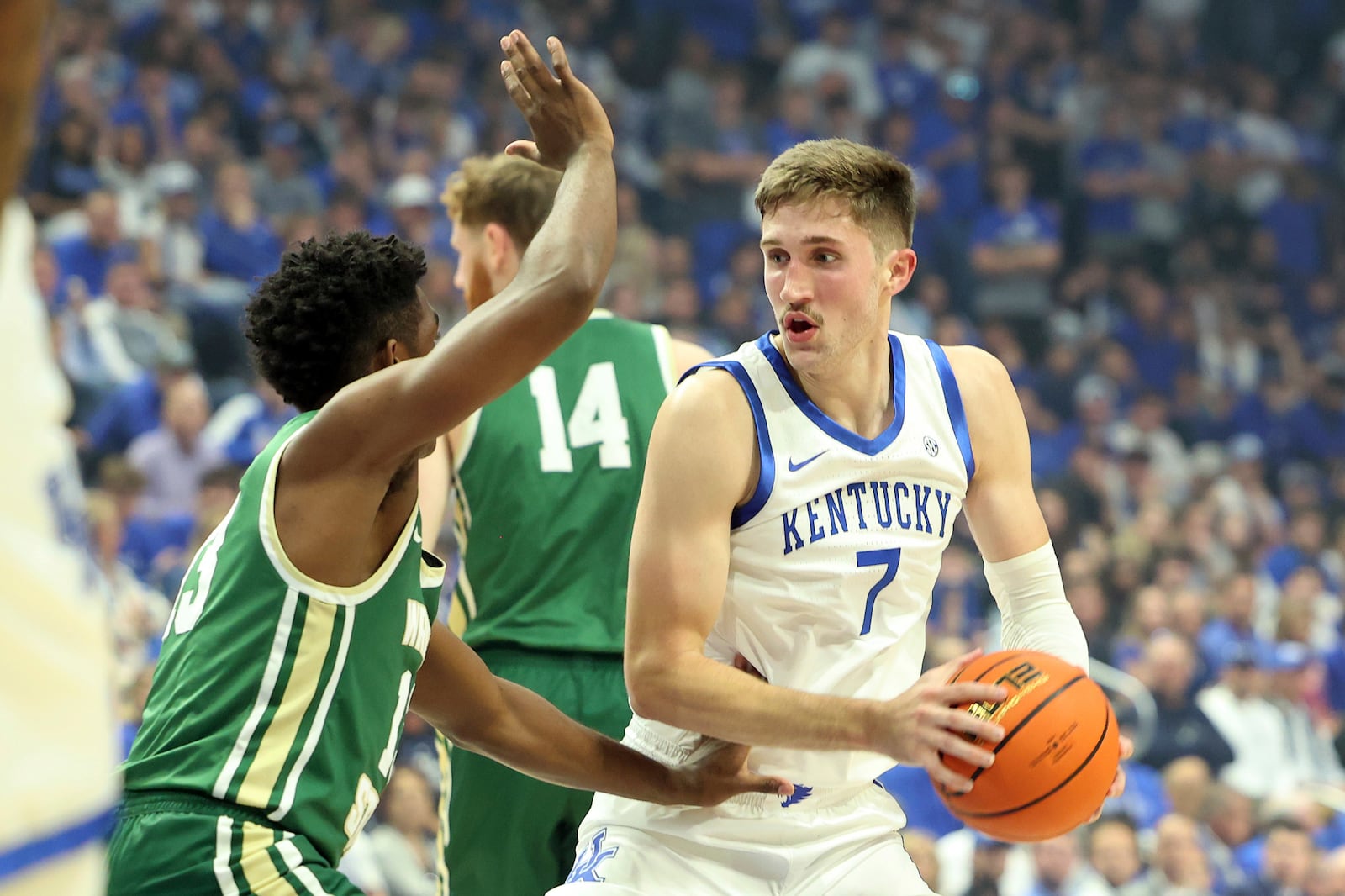 Kentucky's Andrew Carr (7) looks for an opening against Wright State's Solomon Callaghan, left, during the first half of an NCAA college basketball game in Lexington, Ky., Monday, Nov. 4, 2024. (AP Photo/James Crisp)