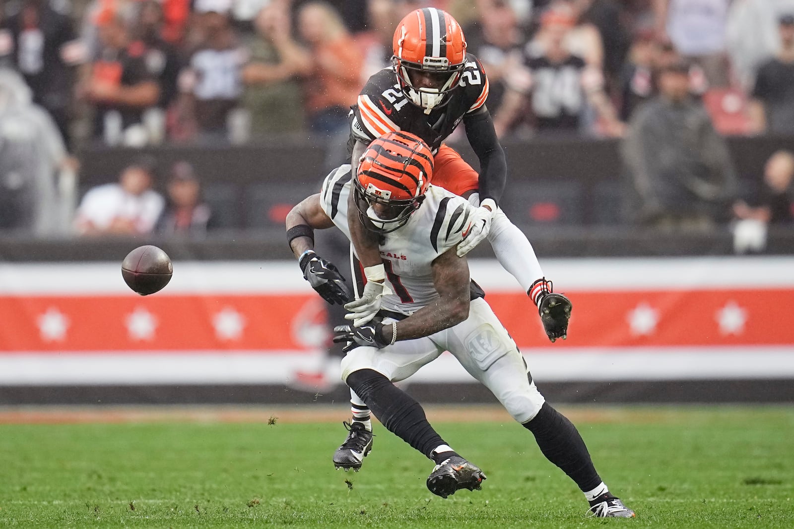 Cleveland Browns cornerback Denzel Ward (21) breaks up a pass intended for Cincinnati Bengals wide receiver Ja'Marr Chase (1) during the second half of an NFL football game Sunday, Sept. 10, 2023, in Cleveland. (AP Photo/Sue Ogrocki)