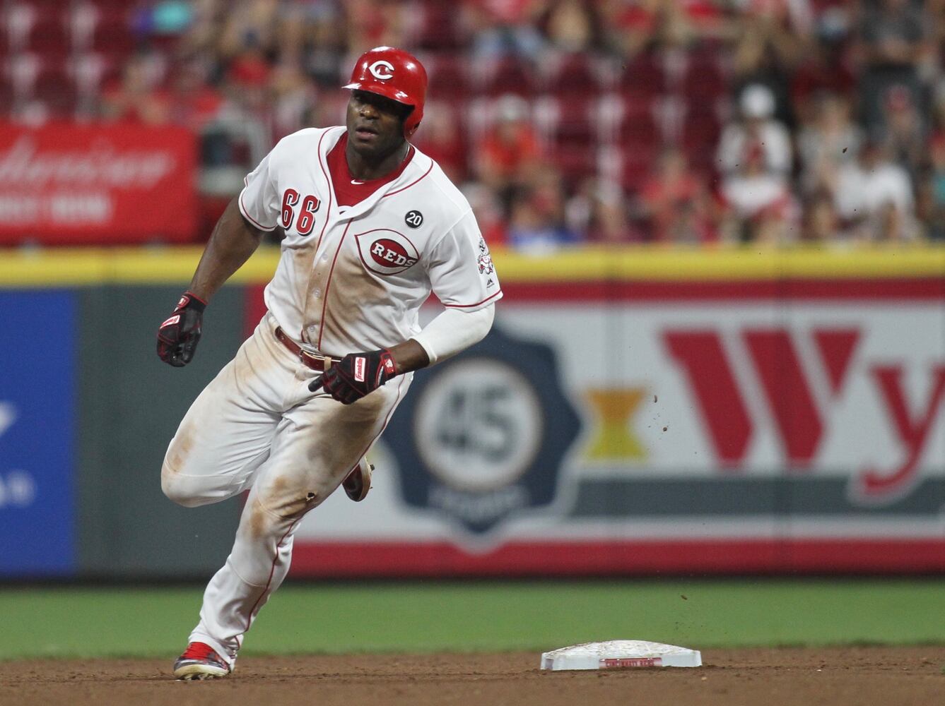 Photos: Reds beat Brewers on wild play in 11th