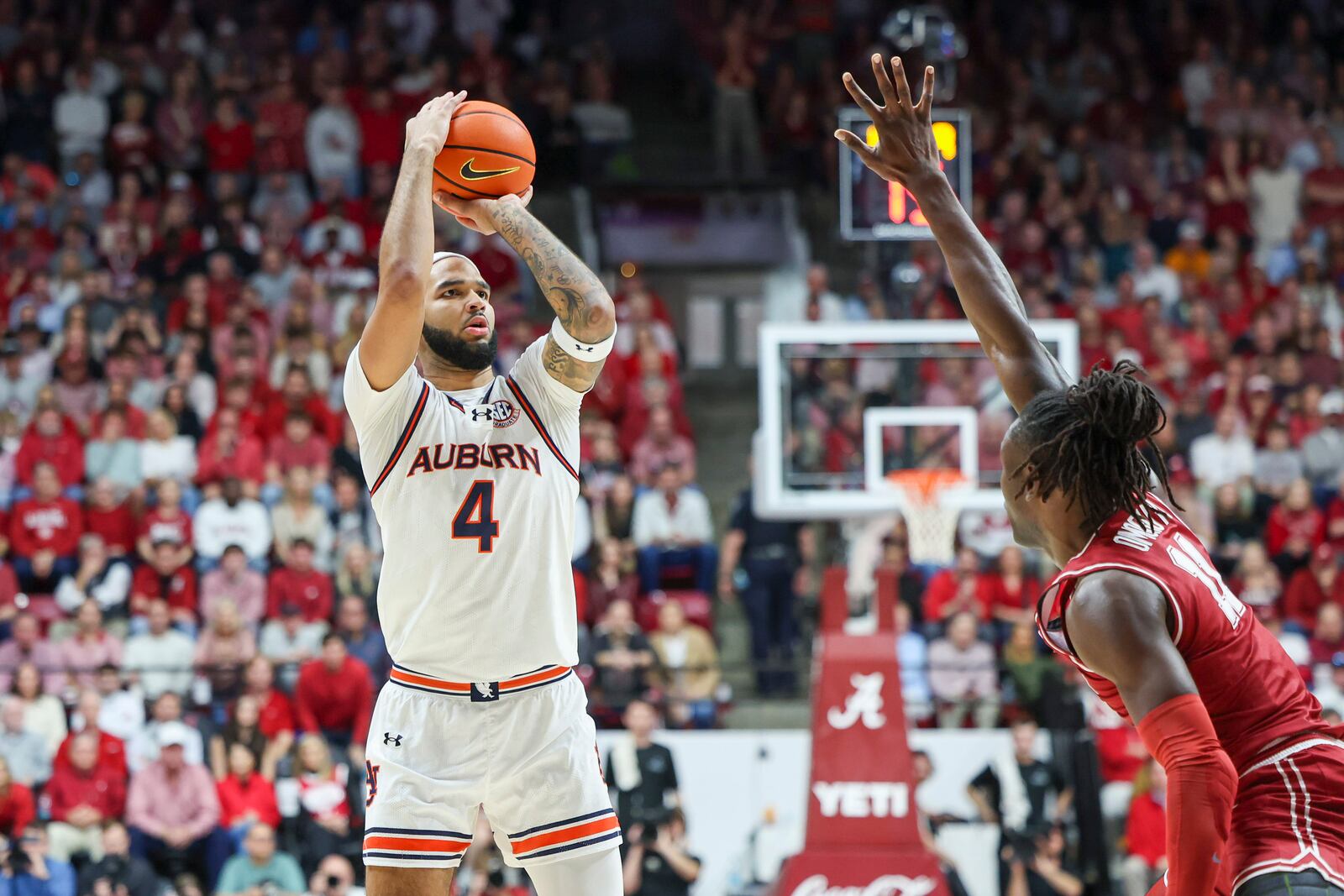 Auburn's Johni Broome (4) shoots over Alabama center Clifford Omoruyi (11) during the first half of an NCAA college basketball game, Saturday, Feb. 15, 2025, in Tuscaloosa, Ala. (AP Photo/Vasha Hunt)