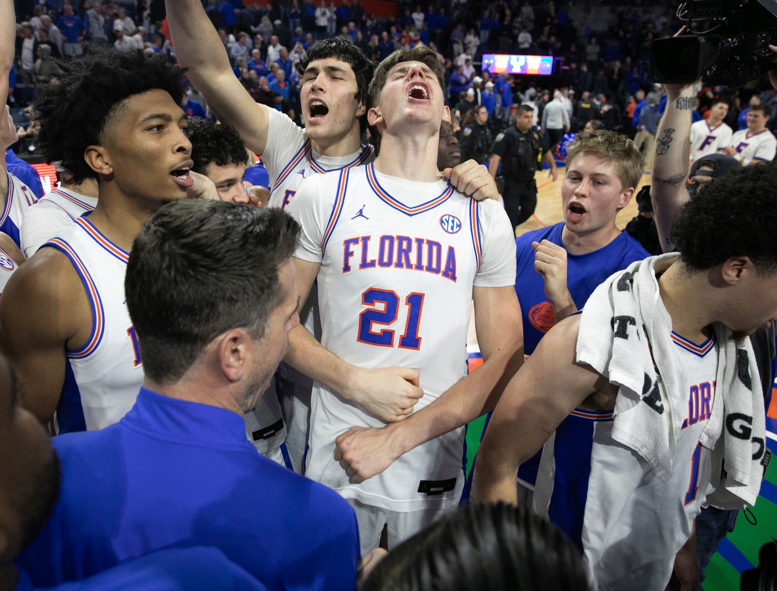 Florida forward Alex Condon (21) and the rest of the Florida team celebrate defeating Tennessee 73-43 after an NCAA college basketball game Tuesday, Jan. 7, 2025, in Gainesville, Fla. (AP Photo/Alan Youngblood)