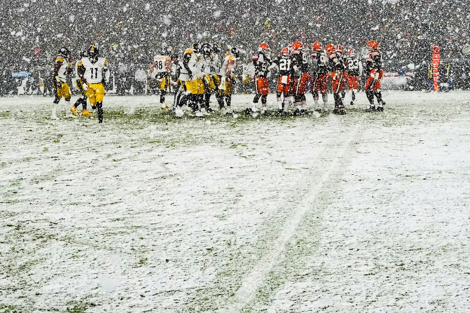 The Pittsburgh Steelers, left, and the Cleveland Browns line up for a play in the second half of an NFL football game, Thursday, Nov. 21, 2024, in Cleveland. (AP Photo/Sue Ogrocki)