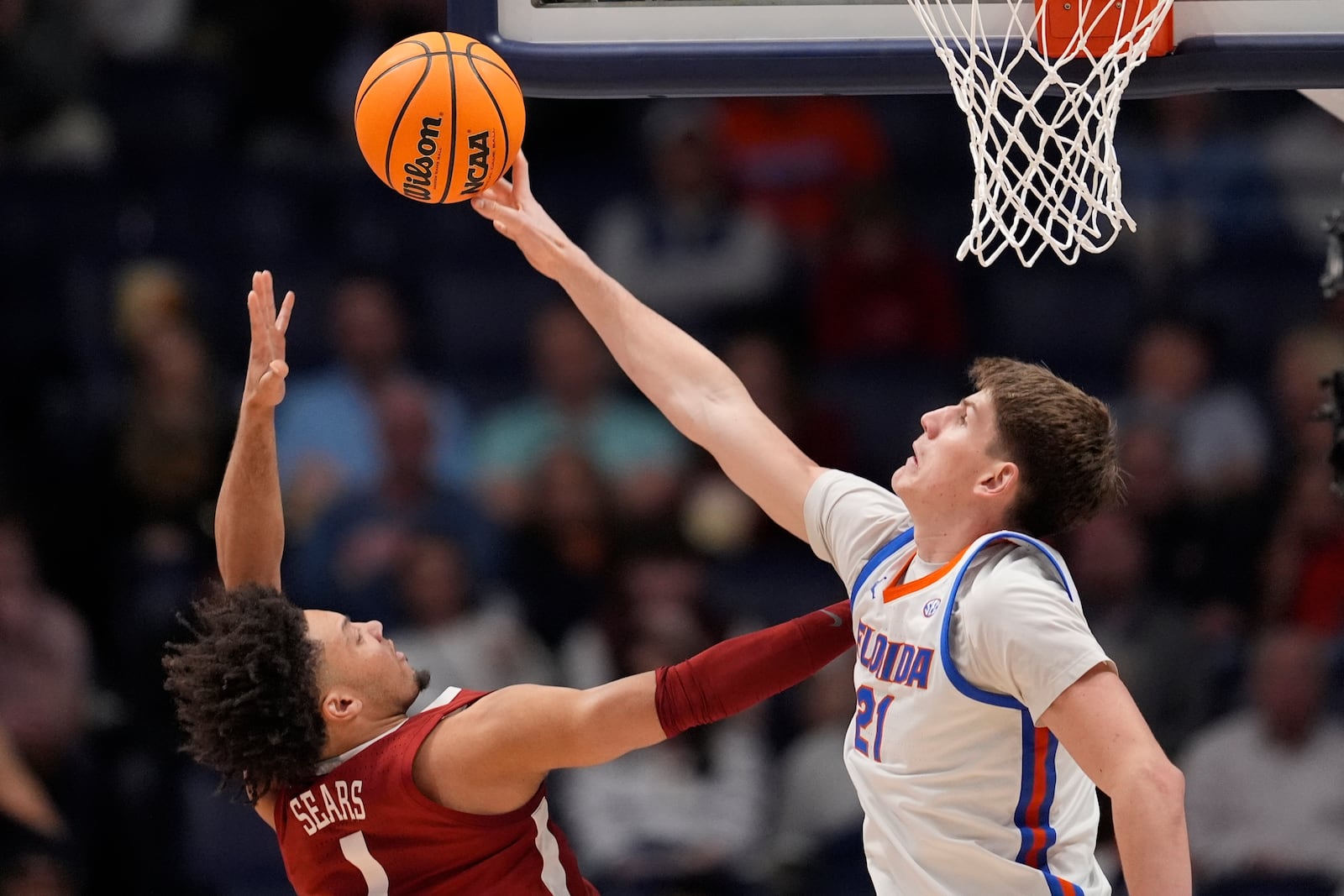 Alabama guard Mark Sears (1) and Florida forward Alex Condon (21) vie for a loose ball during the second half of an NCAA college basketball game in the semifinal round of the Southeastern Conference tournament, Saturday, March 15, 2025, in Nashville, Tenn. (AP Photo/George Walker IV)