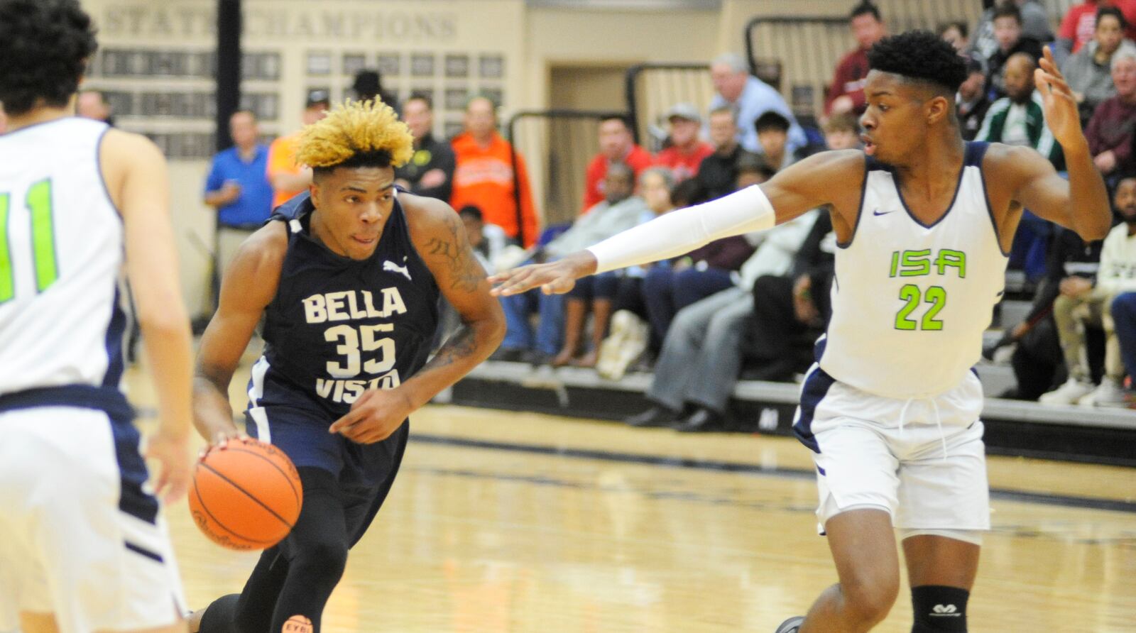 Bella Vista’s Terry Armstrong (with ball) had 30 points and nearly double digits in jams. MARC PENDLETON / STAFF