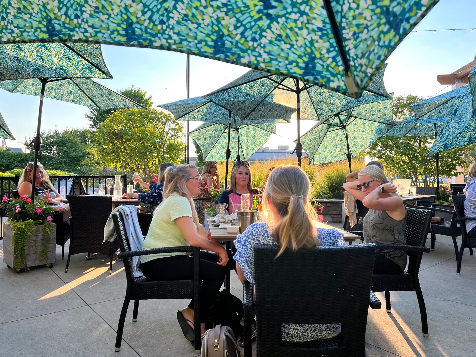 Guests enjoy elé Cake Co Bistro & Wine Bar patio. PHOTO BY ALEXIS LARSEN