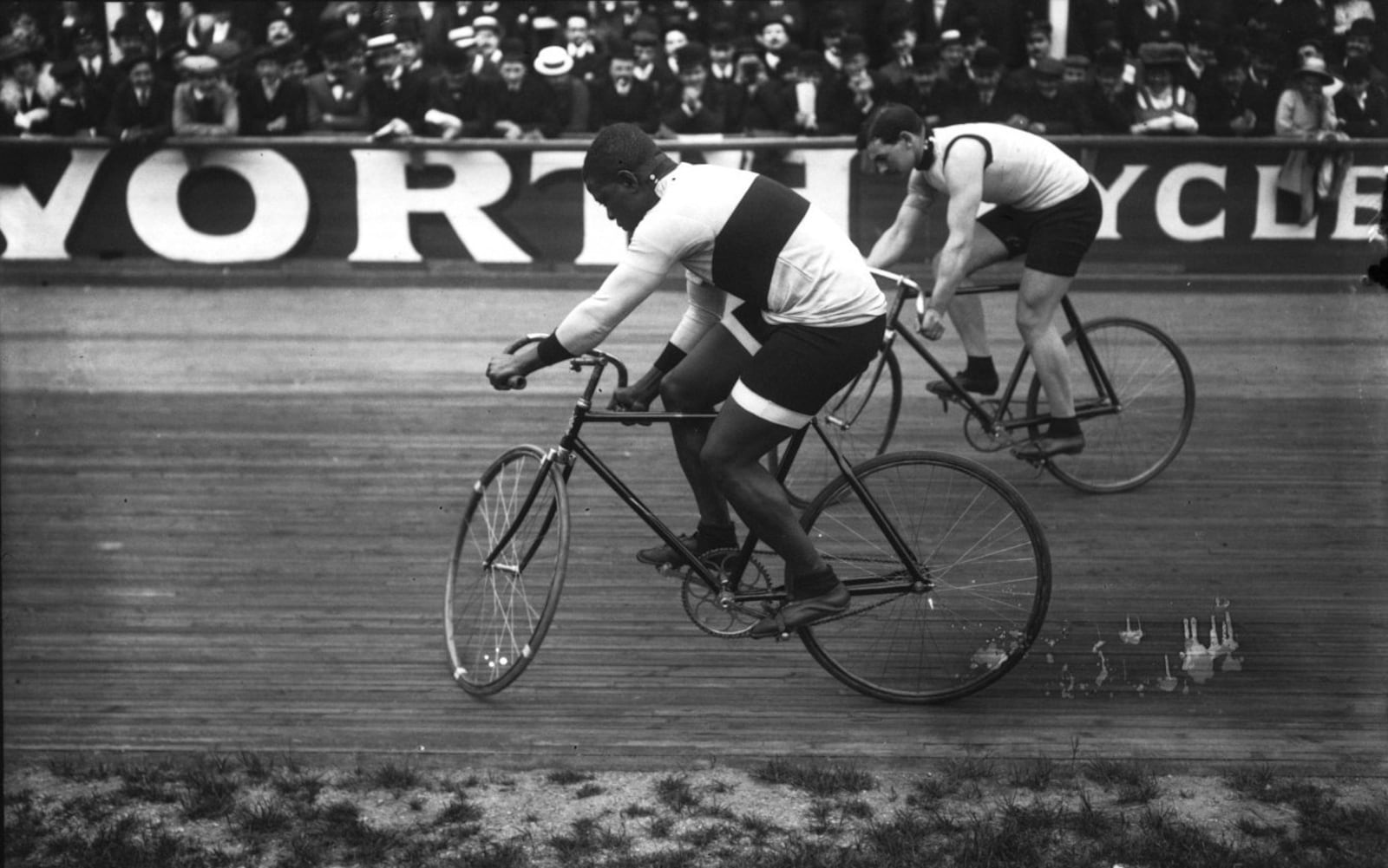 Cyclist Major Taylor competes against Léon Hourlier at the Vélodrome Buffalo race track in Paris, in 1909. (National Library of France)