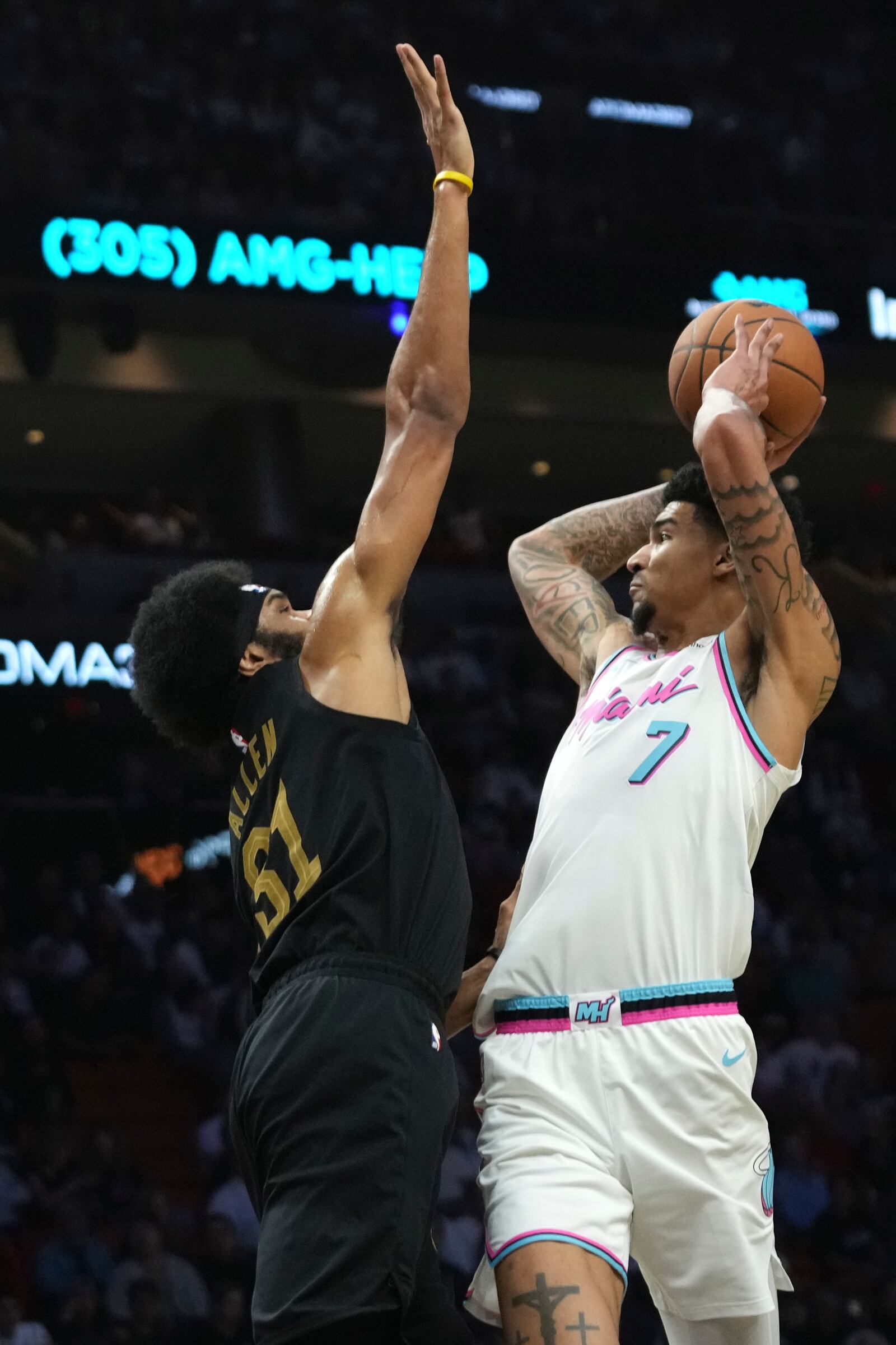 Miami Heat center Kel'el Ware (7) looks to pass as Cleveland Cavaliers center Jarrett Allen (31) defends during the first half of an NBA basketball game, Wednesday, Jan. 29, 2025, in Miami. (AP Photo/Lynne Sladky)