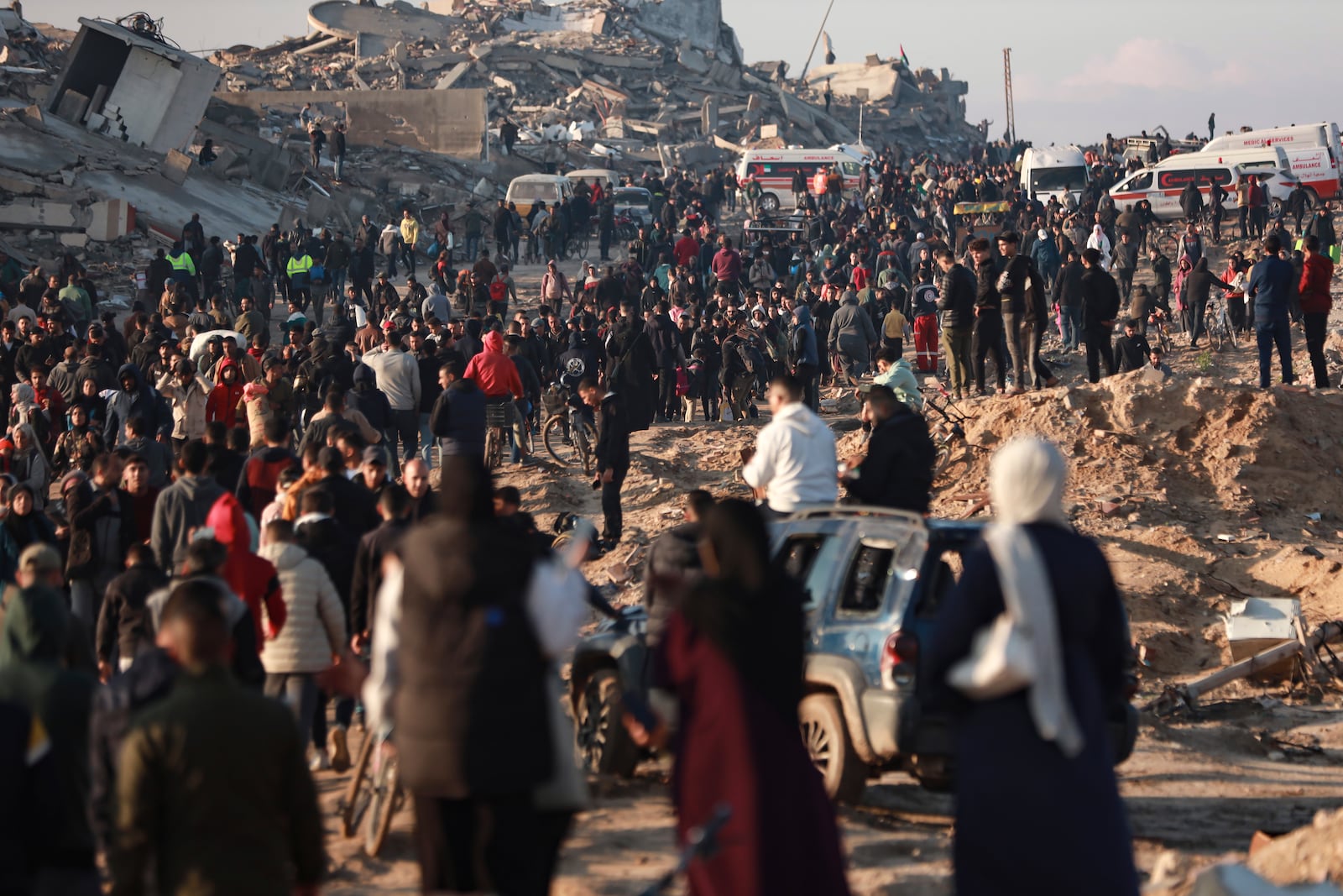 Displaced Palestinians arrive in the northern Gaza Strip, following Israel's decision to allow thousands of them to go back for the first time since the early weeks of the 15-month war with Hamas, Monday, Jan. 27, 2025. (AP Photo/Abed Hajjar)