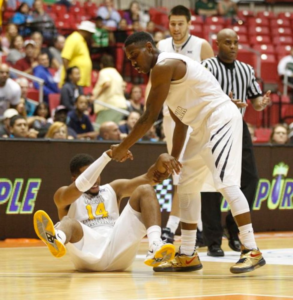 Juwan Staten in action with West Virginia