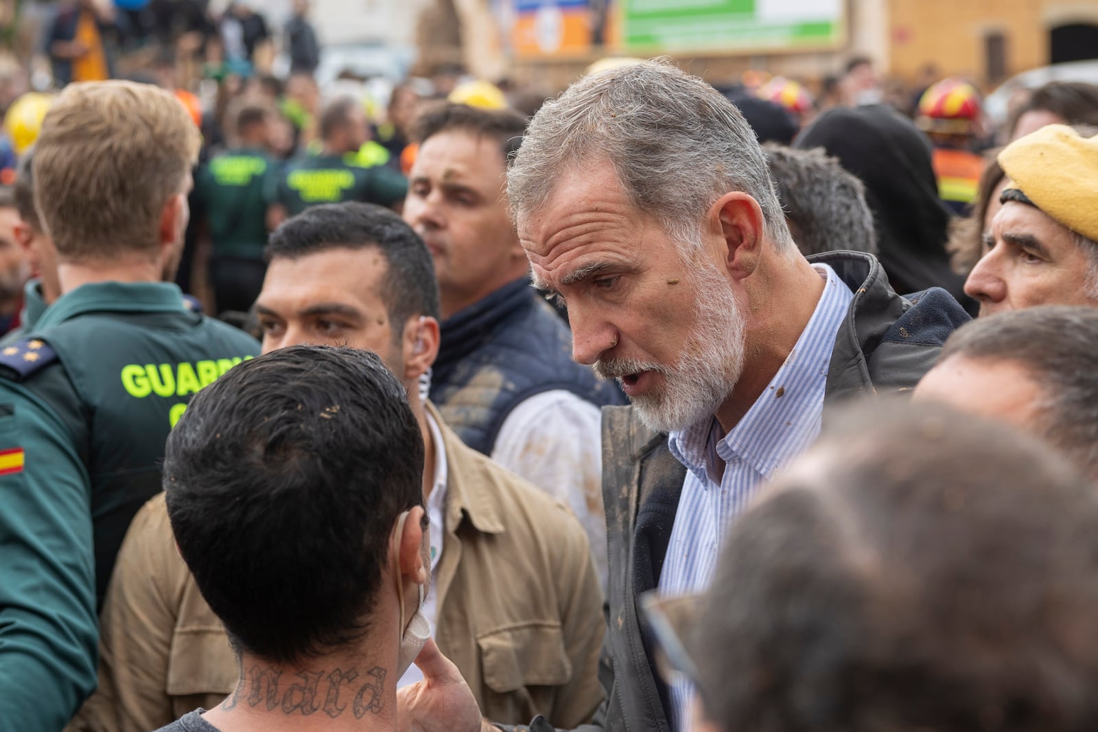 Spain's King Felipe VI speaks with people amidst angry Spanish flood survivors in Paiporta, near Valencia, Spain, Sunday Nov. 3, 2024. (AP Photo/David Melero)