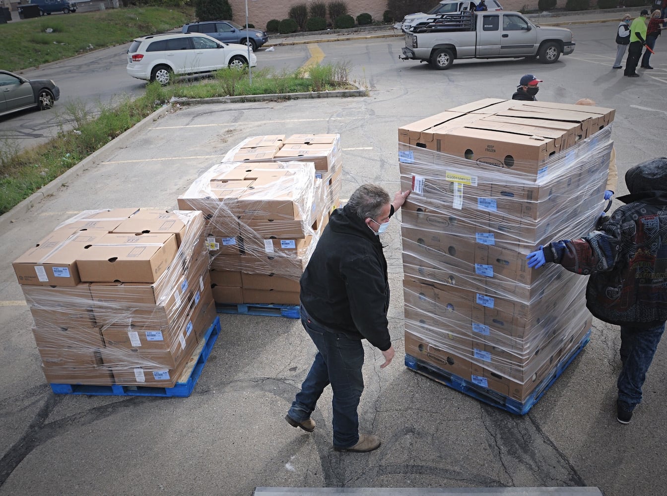 Free turkey giveaway attracts crowd on Needmore Road